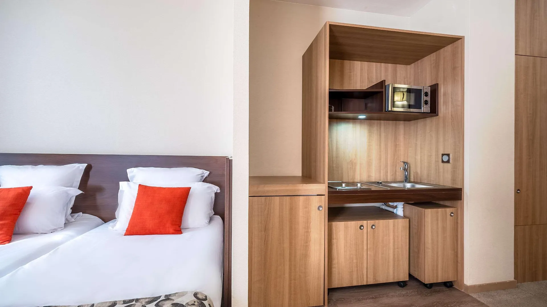 Aparthotel Adagio Lyon Patio Confluence 4*,